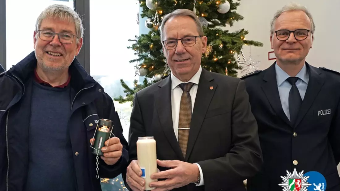 POL-GM: Licht von Betlehem hält bei der Oberbergischen Polizei Einzug - Bild: presseportal.de