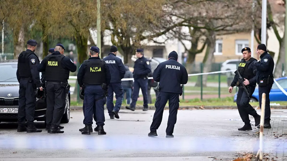 Nach einem Angriff in einer Schule in Zagreb ist die Polizei im Einsatz. Der Täter hat mit einem Messer ein Kind getötet und vier weitere Menschen verletzt. - Bild: Damir Krajac/Cropix/AP/dpa