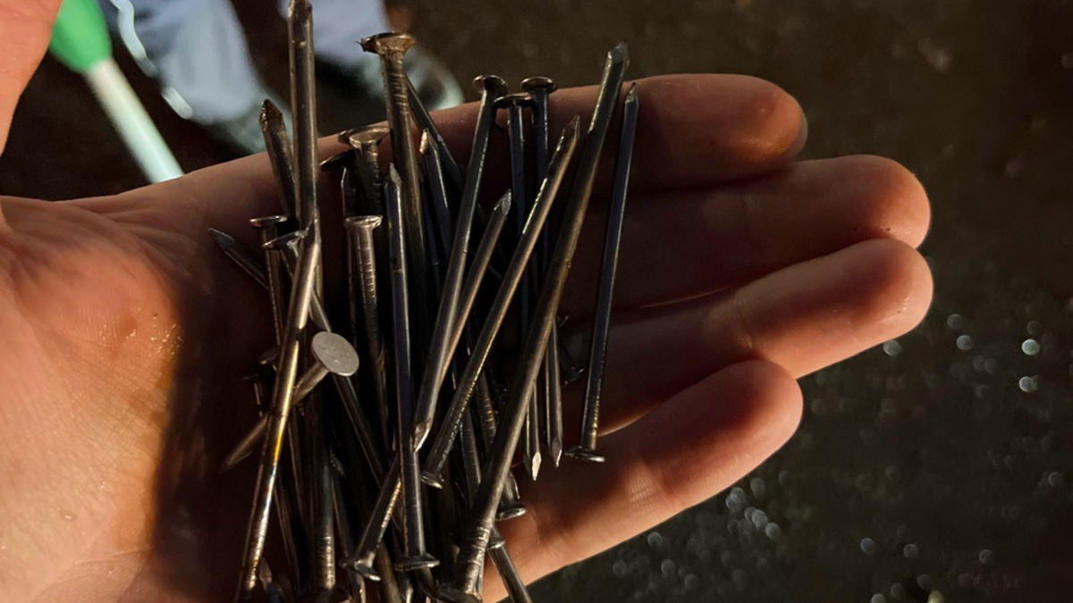 POL-SI: Unbekannte werfen Nägel auf Straße vor Schule und Kindergarten - #polsiwi - Foto: presseportal.de