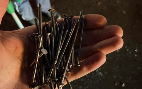 POL-SI: Unbekannte werfen Nägel auf Straße vor Schule und Kindergarten - #polsiwi - Foto: presseportal.de POL-SI: Unbekannte werfen Nägel auf Straße vor Schule und Kindergarten - #polsiwi - Foto: presseportal.de