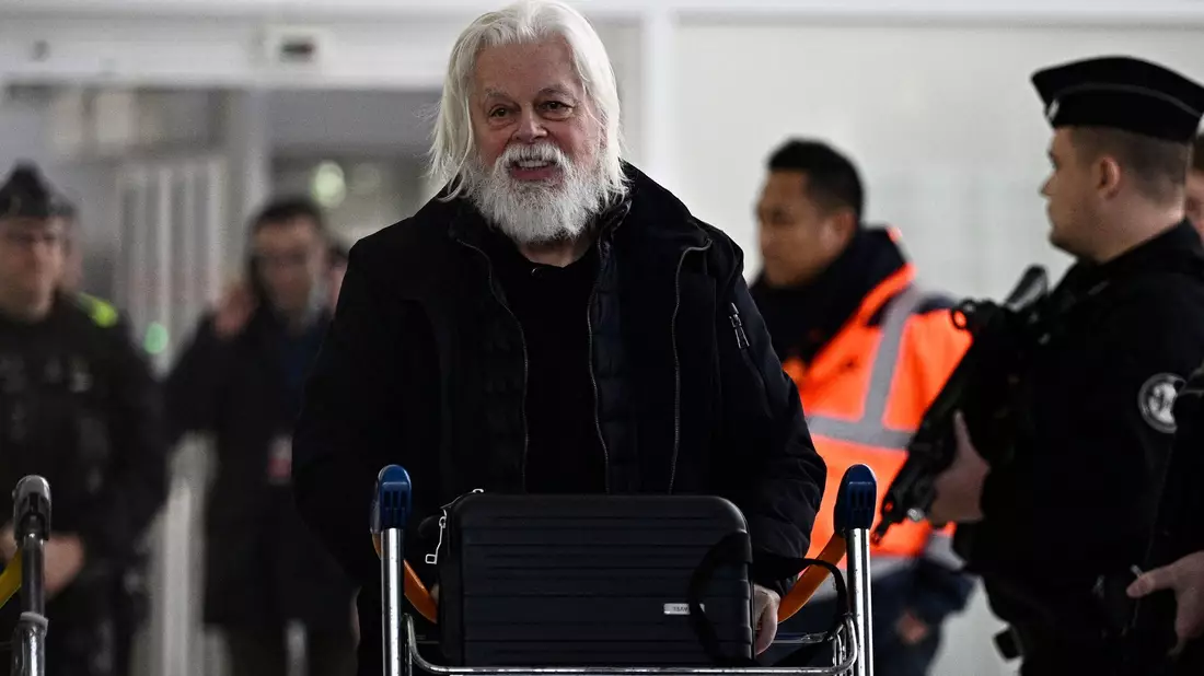 Walfanggegner Watson wieder in Frankreich. - Bild: Julien De Rosa/AFP/dpa