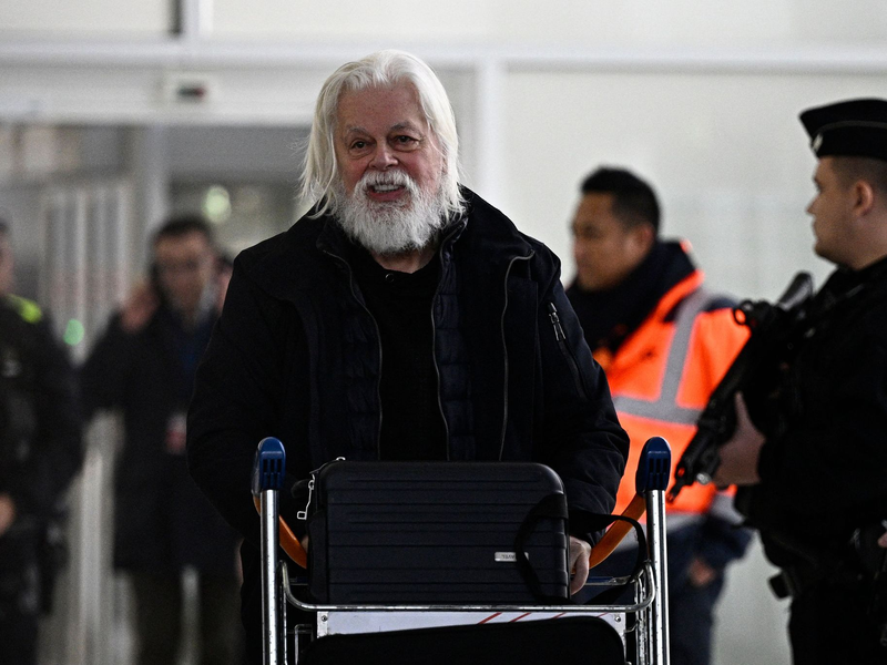 Walfanggegner Watson wieder in Frankreich. - Foto: Julien De Rosa/AFP/dpa