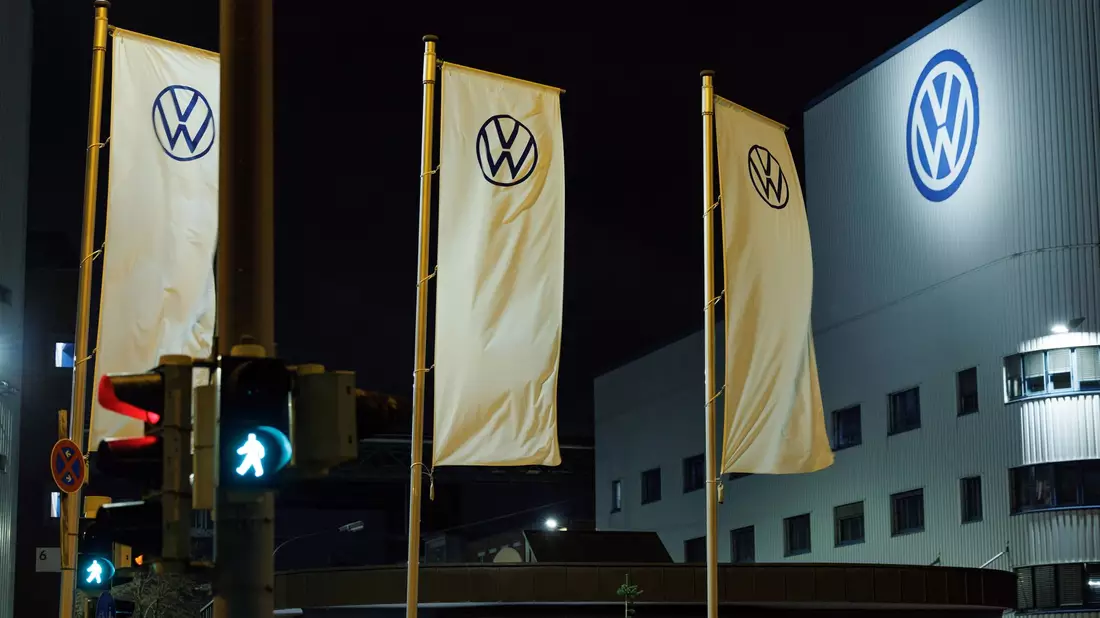 Die zähen Tarifverhandlungen zogen sich zum Teil bis tief in die Nacht. - Bild: Friso Gentsch/dpa