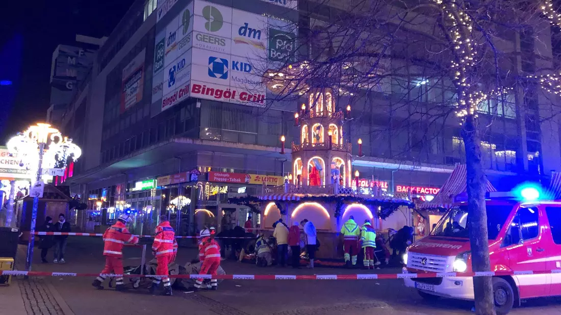 Einsatzkräfte von Rettungsdiensten und Feuerwehr sind im Einsatz auf dem Weihnachtsmarkt in Magdeburg. - Bild: Dörthe Hein/dpa-Zentralbild/dpa