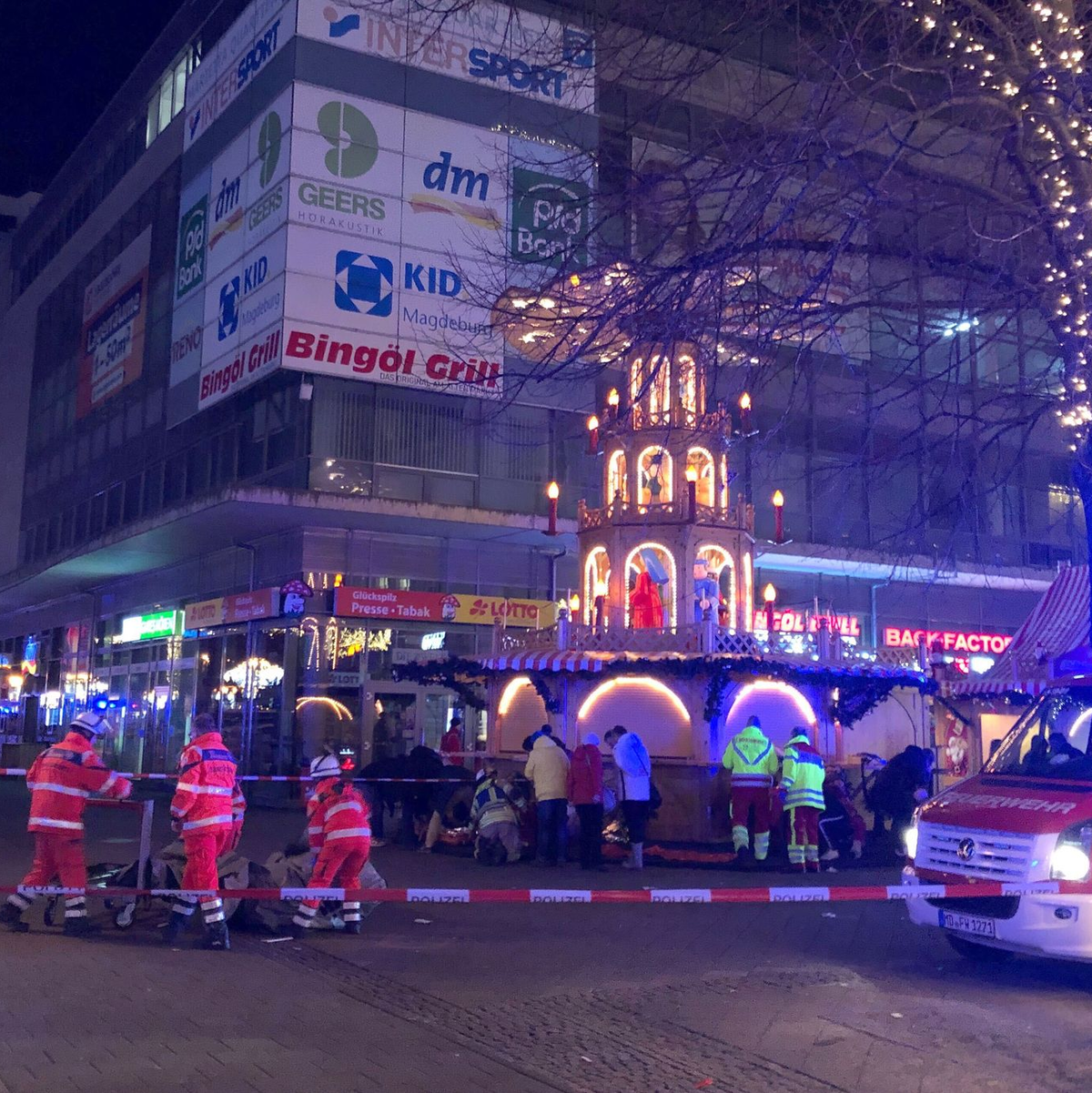 Einsatzkräfte von Rettungsdiensten und Feuerwehr sind im Einsatz auf dem Weihnachtsmarkt in Magdeburg. - Foto: Dörthe Hein/dpa-Zentralbild/dpa
