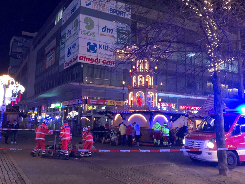 Einsatzkräfte von Rettungsdiensten und Feuerwehr sind im Einsatz auf dem Weihnachtsmarkt in Magdeburg. - Foto: Dörthe Hein/dpa-Zentralbild/dpa