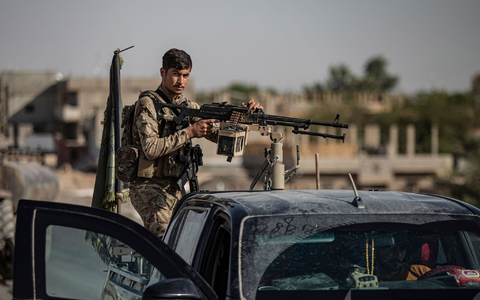 Besonders um die Stadt Kobane unweit der Grenze zur Türkei soll es weiterhin heftige Zusammenstöße geben. - Foto: Baderkhan Ahmad/AP/dpa