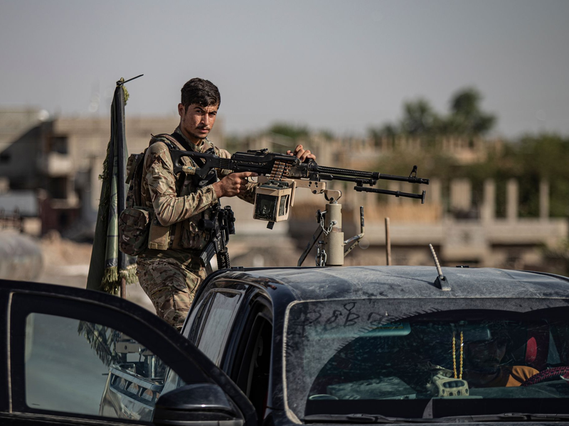 Besonders um die Stadt Kobane unweit der Grenze zur Türkei soll es weiterhin heftige Zusammenstöße geben. - Foto: Baderkhan Ahmad/AP/dpa