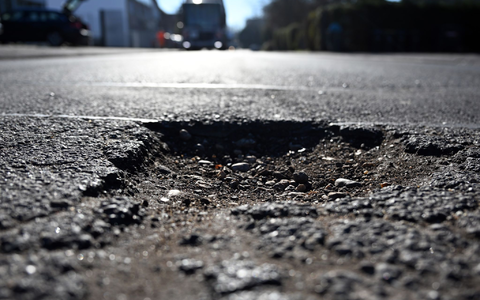 Die Bauindustrie hält eine Pkw-Maut für ein sinnvolles Instrument gegen kaputte Straßen.  - Foto: Federico Gambarini/dpa