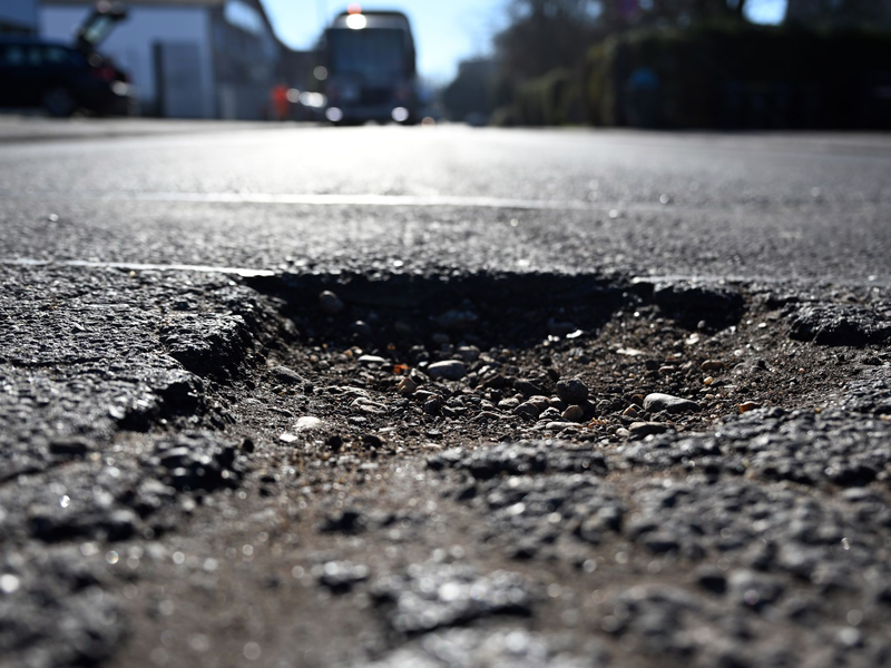 Die Bauindustrie hält eine Pkw-Maut für ein sinnvolles Instrument gegen kaputte Straßen. - Foto: Federico Gambarini/dpa