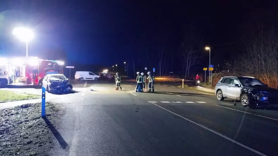FFW Schiffdorf: Zusammenstoß zweier Pkw sorgt für Einsatz der Feuerwehr - Drei Personen verletzt - Bild: presseportal.de