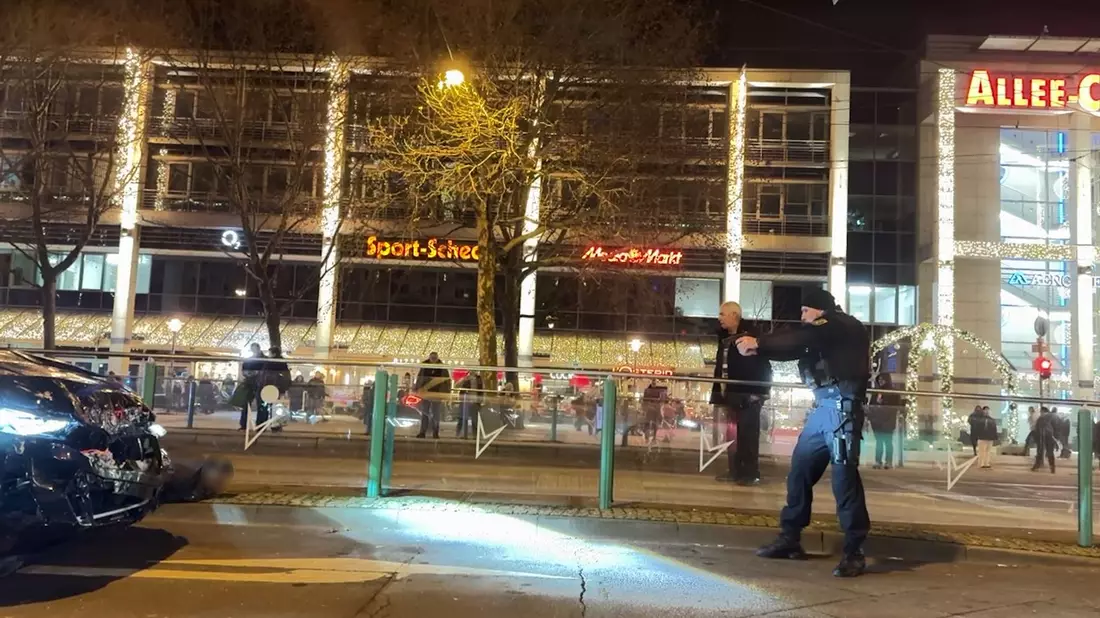 Ein Video soll die Festnahme einer tatverdächtigen Person zeigen.  - Bild: Privat/TNN/dpa