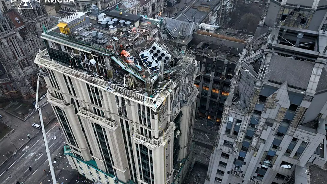 Auch in der Nacht griff Russland die Ukraine massiv an.  - Bild: Uncredited/Ukrainian Emergency Service/AP/dpa