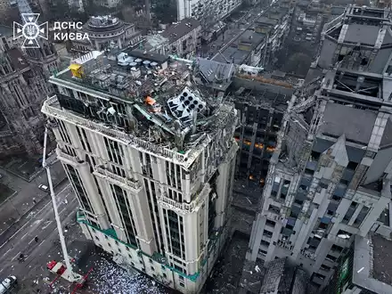 Die Behörden melden viele Verletzte und Schäden nach den neuen russischen Angriffen. - Foto: Uncredited/Ukrainian Emergency Service/AP/dpa