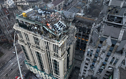 Die Behörden melden viele Verletzte und Schäden nach den neuen russischen Angriffen. - Foto: Uncredited/Ukrainian Emergency Service/AP/dpa