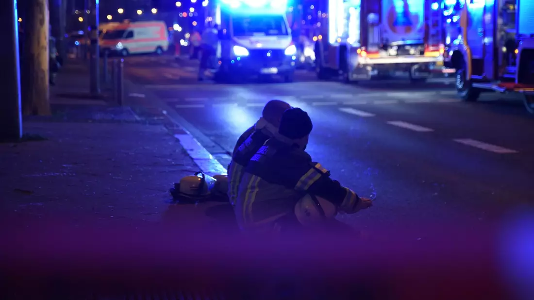 Sirenen überall, Blaulicht, Feuerwehr. - Bild: Simon Kremer/dpa