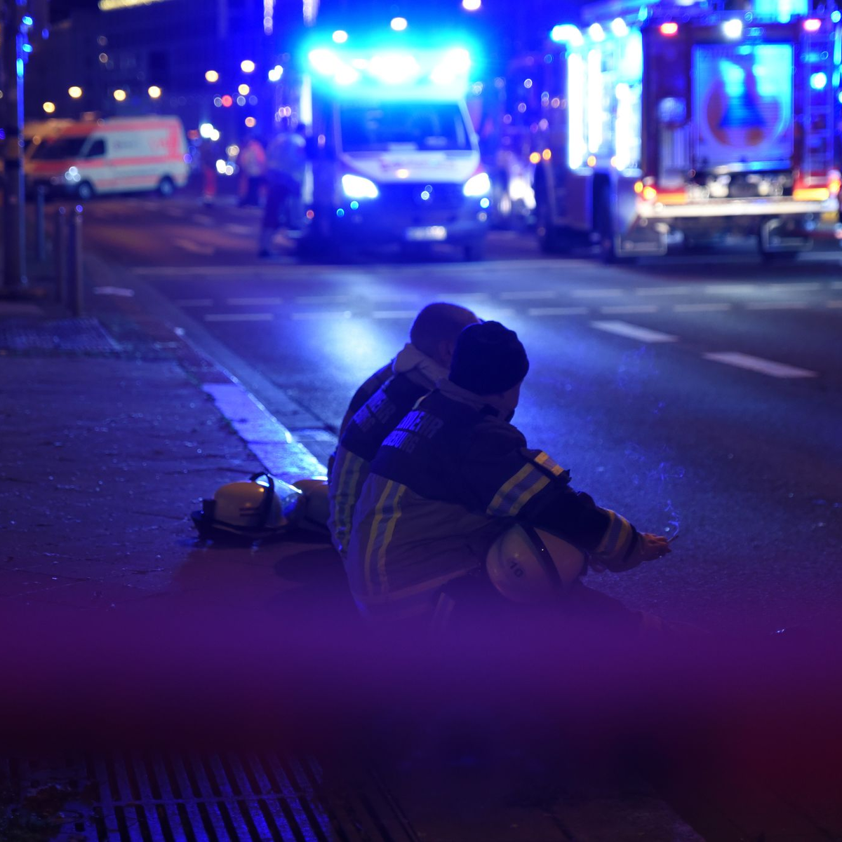 Sirenen überall, Blaulicht, Feuerwehr. - Foto: Simon Kremer/dpa