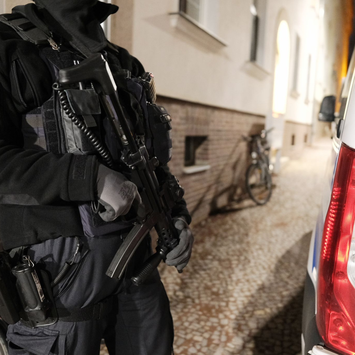 Am frühen Morgen durchsucht die Polizei in Zusammenhang mit der Attacke auf dem Weihnachtsmarkt ein Wohnhaus. - Foto: Sebastian Willnow/dpa