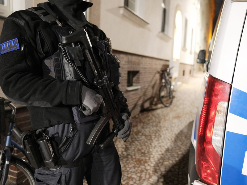 Am frühen Morgen durchsucht die Polizei in Zusammenhang mit der Attacke auf dem Weihnachtsmarkt ein Wohnhaus. - Foto: Sebastian Willnow/dpa