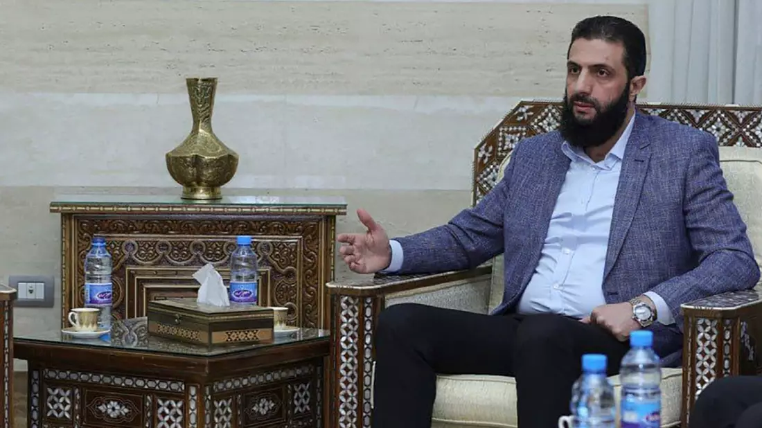 De-facto-Machthaber Ahmed al-Scharaa möchte alle bewaffneten Gruppen in Syrien auflösen. - Bild: Uncredited/SANA via AP/dpa