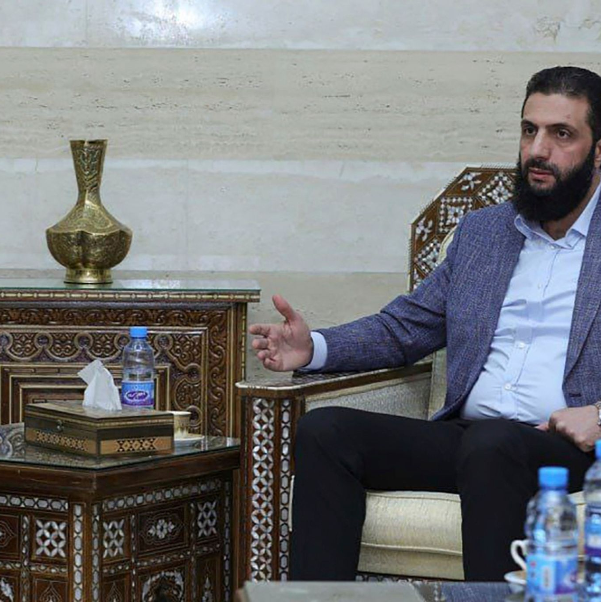 Al-Scharaa traf sich in Damaskus erstmals seit dem Umsturz in Syrien mit US-Diplomaten. (Archivbild)   - Foto: Uncredited/SANA via AP/dpa