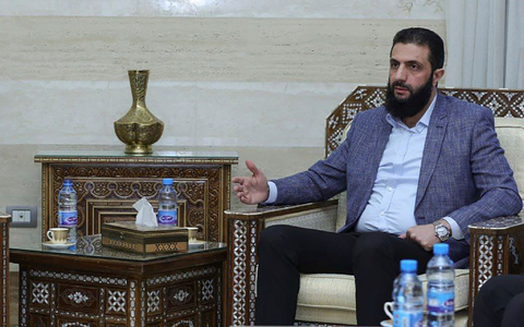 De-facto-Machthaber Ahmed al-Scharaa möchte alle bewaffneten Gruppen in Syrien auflösen. - Foto: Uncredited/SANA via AP/dpa