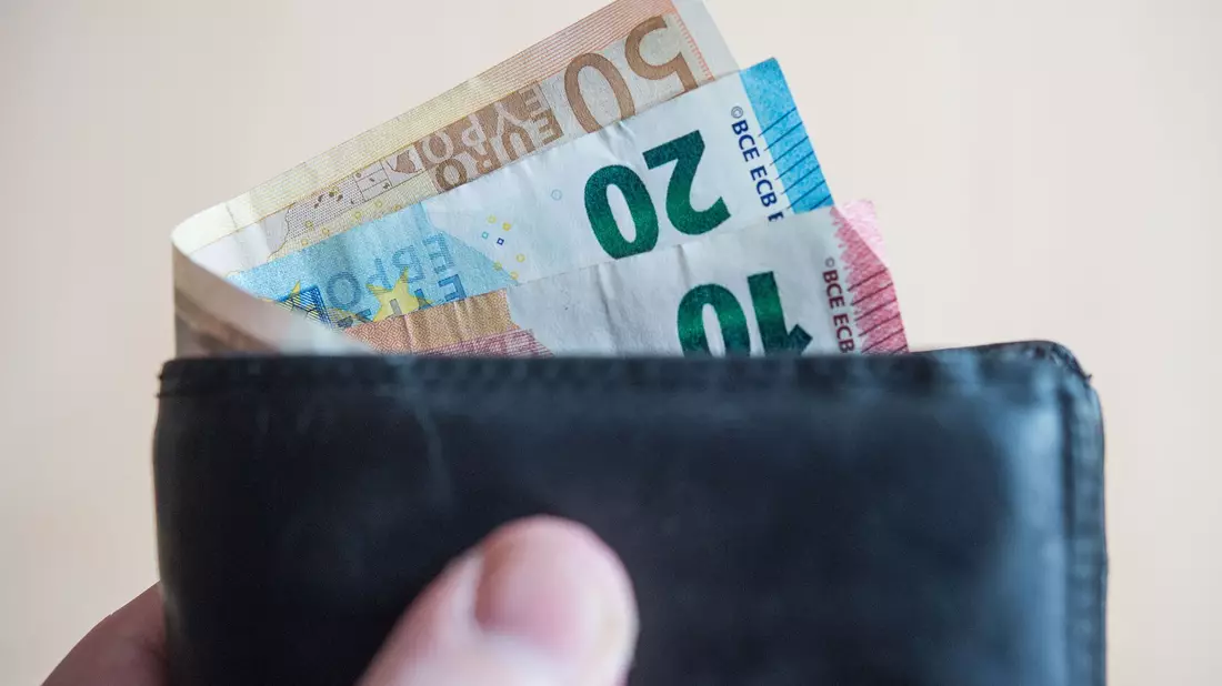 Einiges wird für Verbraucher im neuen Jahr teurer. - Bild: Lino Mirgeler/dpa