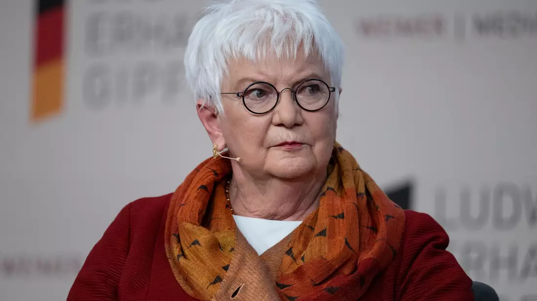 Gerda Hasselfeldt, Präsidentin des Deutschen Roten Kreuzes, erklärt, wie wichtig Erste-Hilfe-Kurse sind. (Archivbild) - Bild: Sven Hoppe/dpa