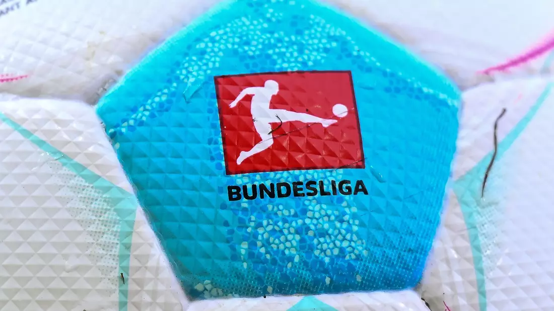 Wegen der Geschehnisse in Magdeburg empfiehlt die DFL Trauerflor und Schweigeminuten in den Stadien. - Bild: Harry Langer/dpa