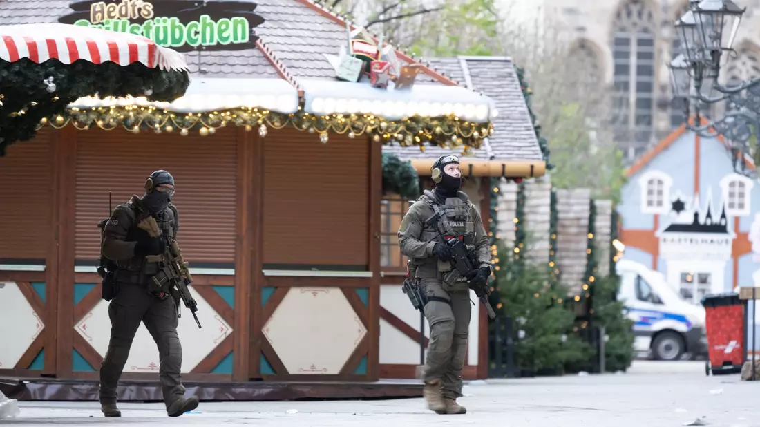 Am Tag nach der Attacke blieb der Magdeburger Weihnachtsmarkt geschlossen.  - Bild: Sebastian Kahnert/dpa
