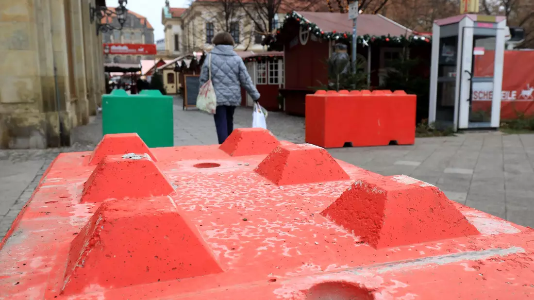 Bislang ist unklar, wie der Täter trotz Betonklötzen auf den Weihnachtsmarkt gelangen konnte.  - Bild: Peter Gercke/dpa-Zentralbild/dpa