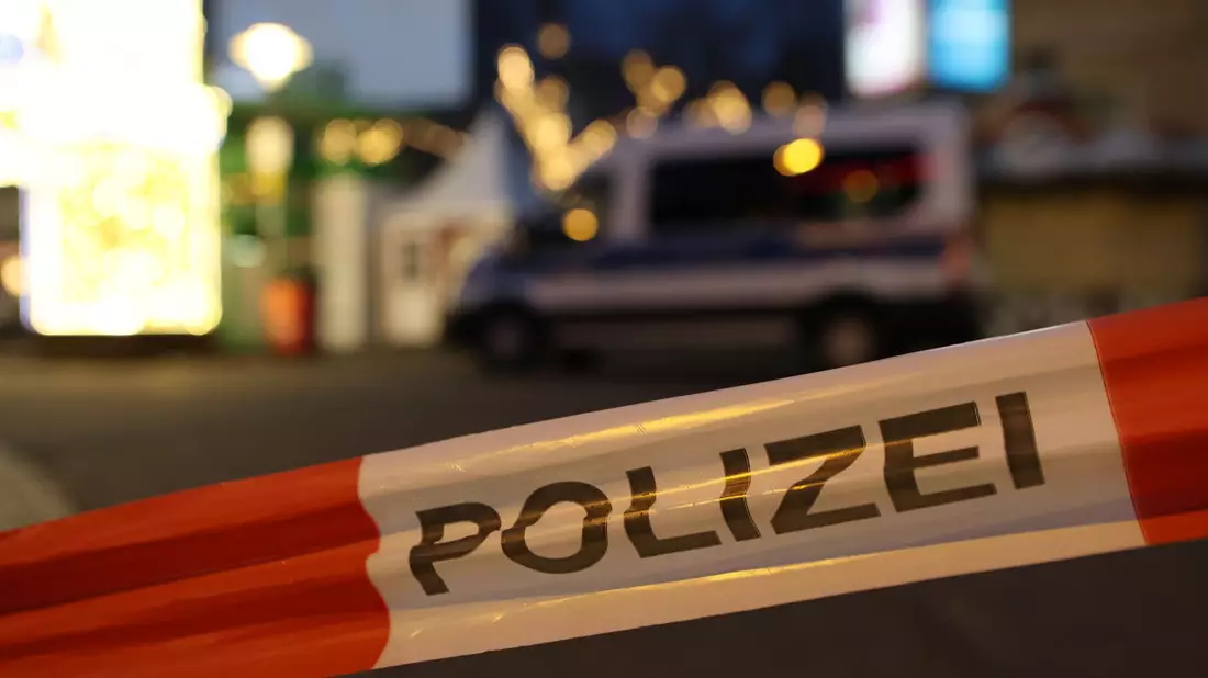 Im Dezember 2024 fuhr ein Mann aus Saudi-Arabien, mit einem Auto in eine Menschenmenge auf einem Weihnachtsmarkt in Magdeburg. Der Attentäter hatte sich bereits früher radikal in den sozialen Netzwerken geäußert und auch gegenüber Behörden gedroht. (Archivbild) - Bild: Matthias Bein/dpa