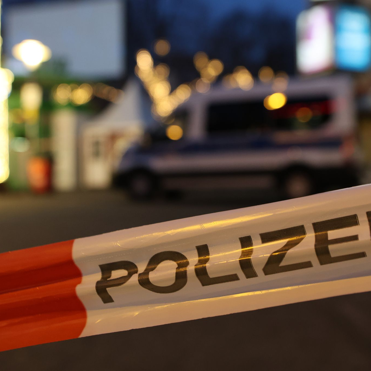 Menschen gedenken der Opfer und Verletzten nach der Todesfahrt. - Foto: Matthias Bein/dpa