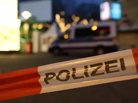 Im Dezember 2024 fuhr ein Mann aus Saudi-Arabien, mit einem Auto in eine Menschenmenge auf einem Weihnachtsmarkt in Magdeburg. Der Attentäter hatte sich bereits früher radikal in den sozialen Netzwerken geäußert und auch gegenüber Behörden gedroht. (Archivbild) - Foto: Matthias Bein/dpa