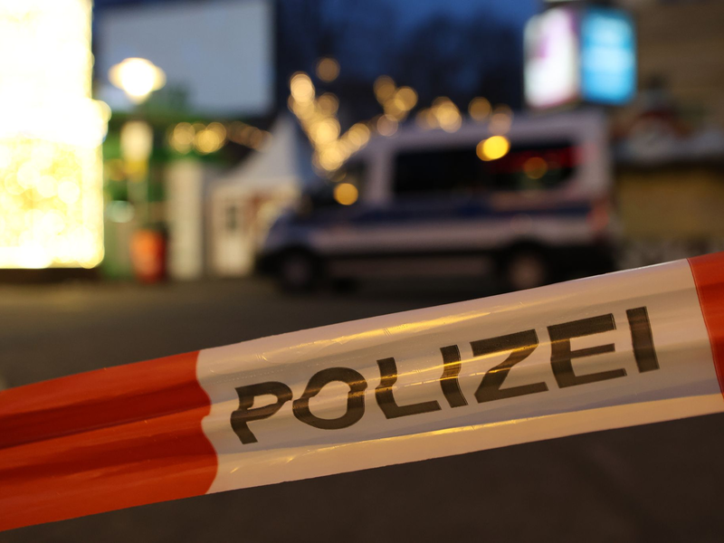Im Dezember 2024 fuhr ein Mann aus Saudi-Arabien, mit einem Auto in eine Menschenmenge auf einem Weihnachtsmarkt in Magdeburg. Der Attentäter hatte sich bereits früher radikal in den sozialen Netzwerken geäußert und auch gegenüber Behörden gedroht. (Archivbild) - Foto: Matthias Bein/dpa
