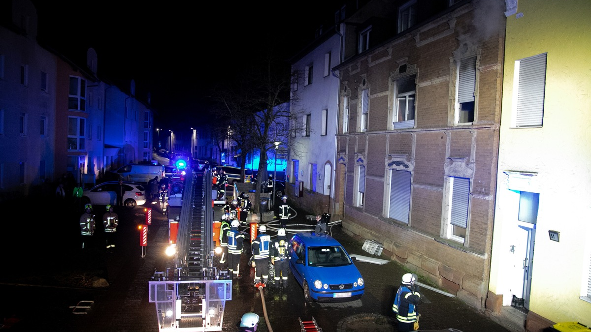FW LK Neunkirchen: Feuerwehr rettet fünf Menschen aus brennendem Mehrparteienhaus - Foto: presseportal.de