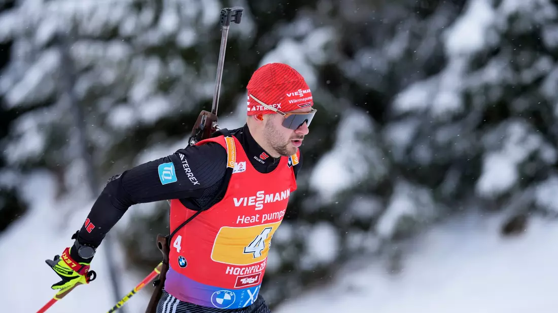 Danilo Riethmüller läuft in der Verfolgung ganz weit nach vorne. - Bild: Matthias Schrader/AP/dpa