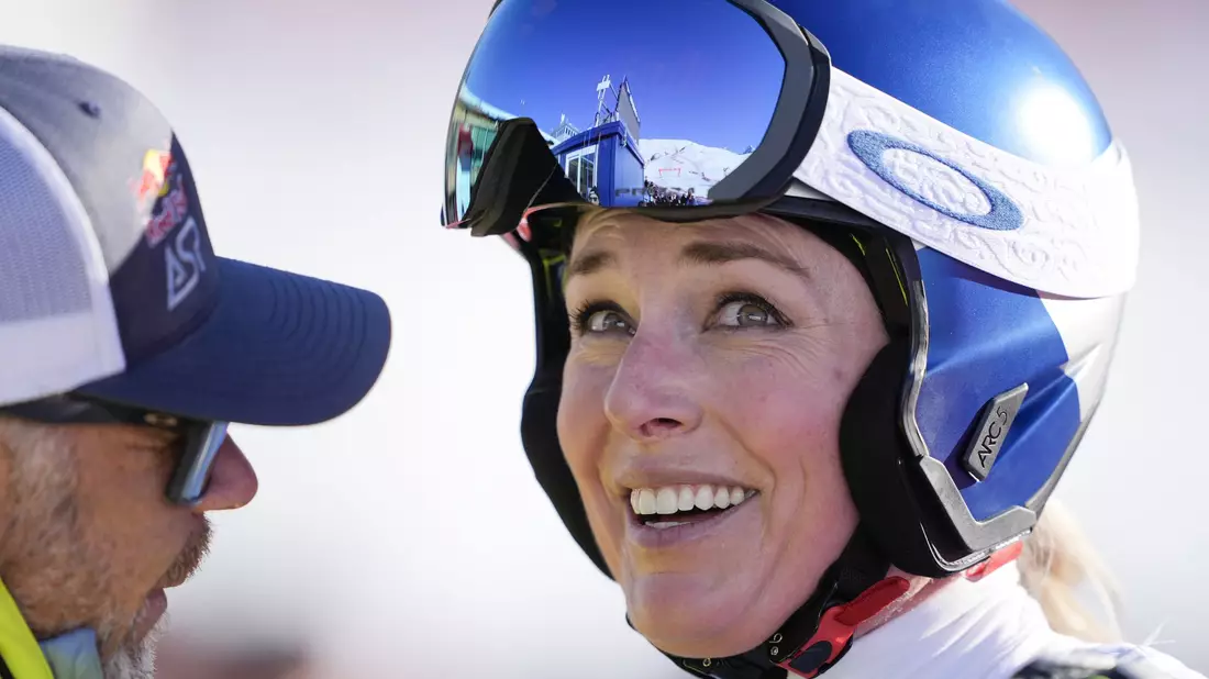 Mit einen glücklichen Lächeln reagiert Lindsey Vonn auf ihr Weltcup-Comeback. - Bild: Til Buergy/KEYSTONE/dpa
