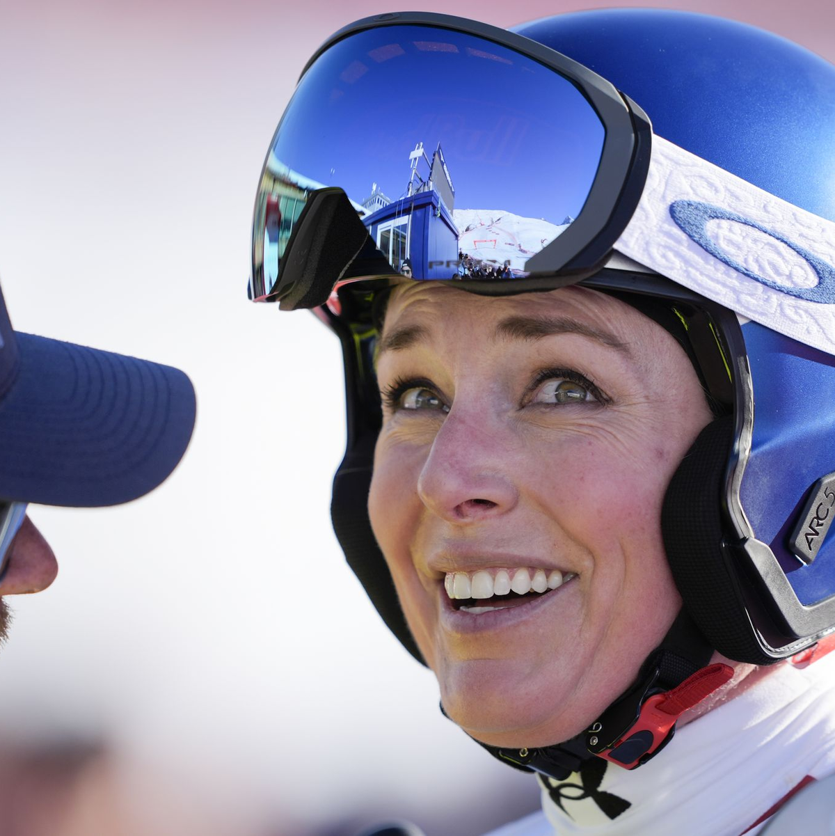 Mit einen glücklichen Lächeln reagiert Lindsey Vonn auf ihr Weltcup-Comeback. - Foto: Til Buergy/KEYSTONE/dpa