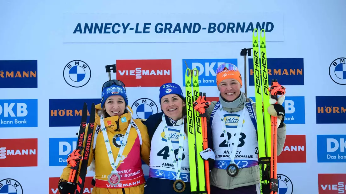 Danilo Riethmüller (l) wird sensationell Zweiter im Massenstart. - Bild: Olivier Chassignole/AFP/dpa