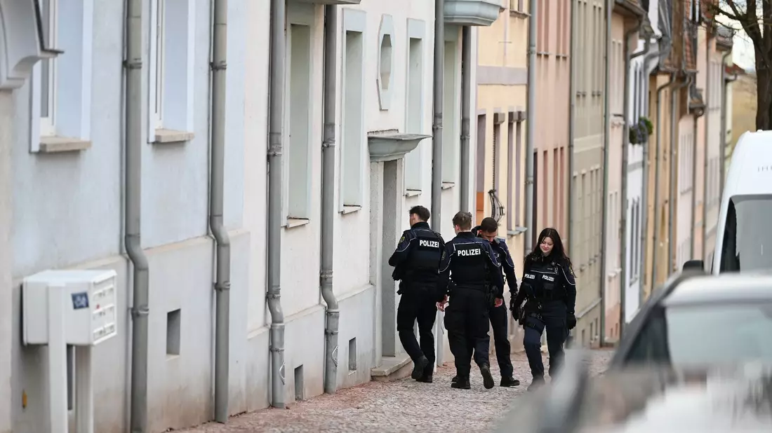Polizisten durchsuchen ein Wohnhaus in Bernburg. Der mutmaßliche Todesfahrer vom Magdeburger Weihnachtsmarkt arbeitete in der Stadt in Sachsen-Anhalt als psychiatrischer Facharzt im Maßregelvollzug.  - Bild: Heiko Rebsch/dpa