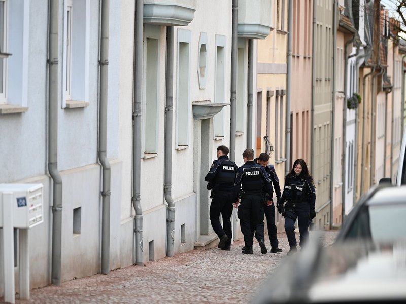 Polizisten durchsuchen ein Wohnhaus in Bernburg. Der mutmaßliche Todesfahrer vom Magdeburger Weihnachtsmarkt arbeitete in der Stadt in Sachsen-Anhalt als psychiatrischer Facharzt im Maßregelvollzug.  - Foto: Heiko Rebsch/dpa