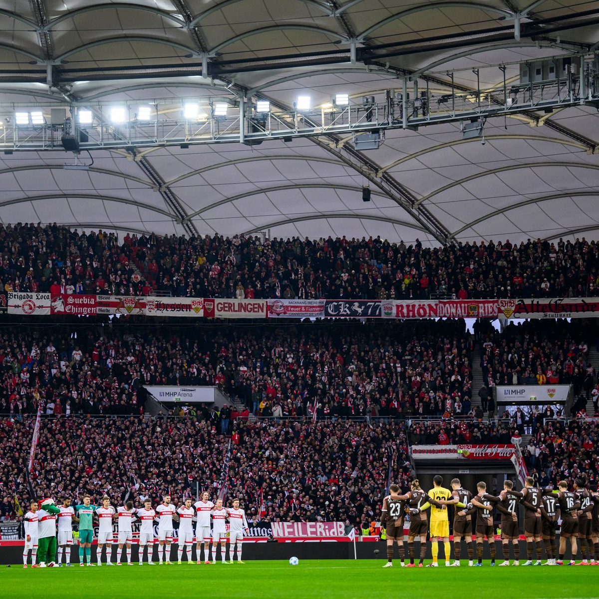 Schweigeminute vor dem Spiel in Stuttgart. - Foto: Tom Weller/dpa