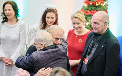 Berlins Wirtschaftssenatorin Franziska Giffey (Mitte) serviert Essen (Foto aktuell). - Foto: Annette Riedl/dpa