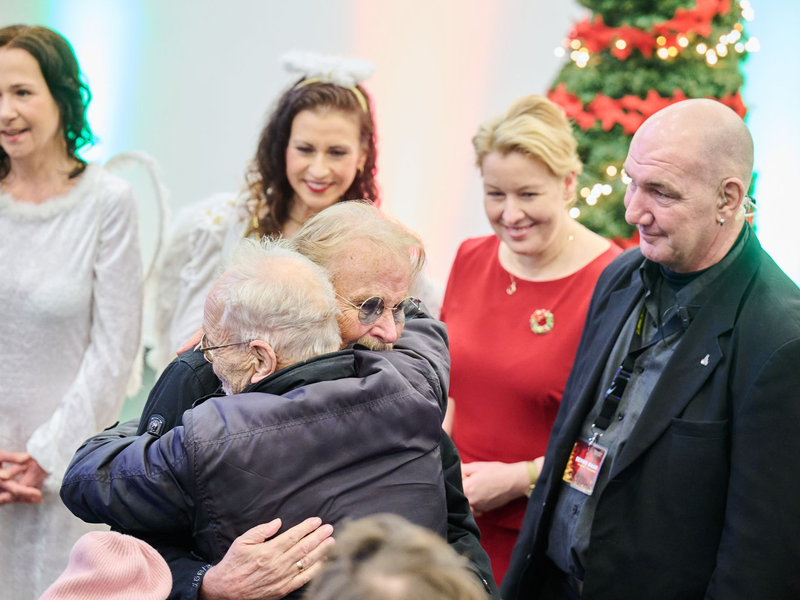Berlins Wirtschaftssenatorin Franziska Giffey (Mitte) serviert Essen (Foto aktuell). - Foto: Annette Riedl/dpa