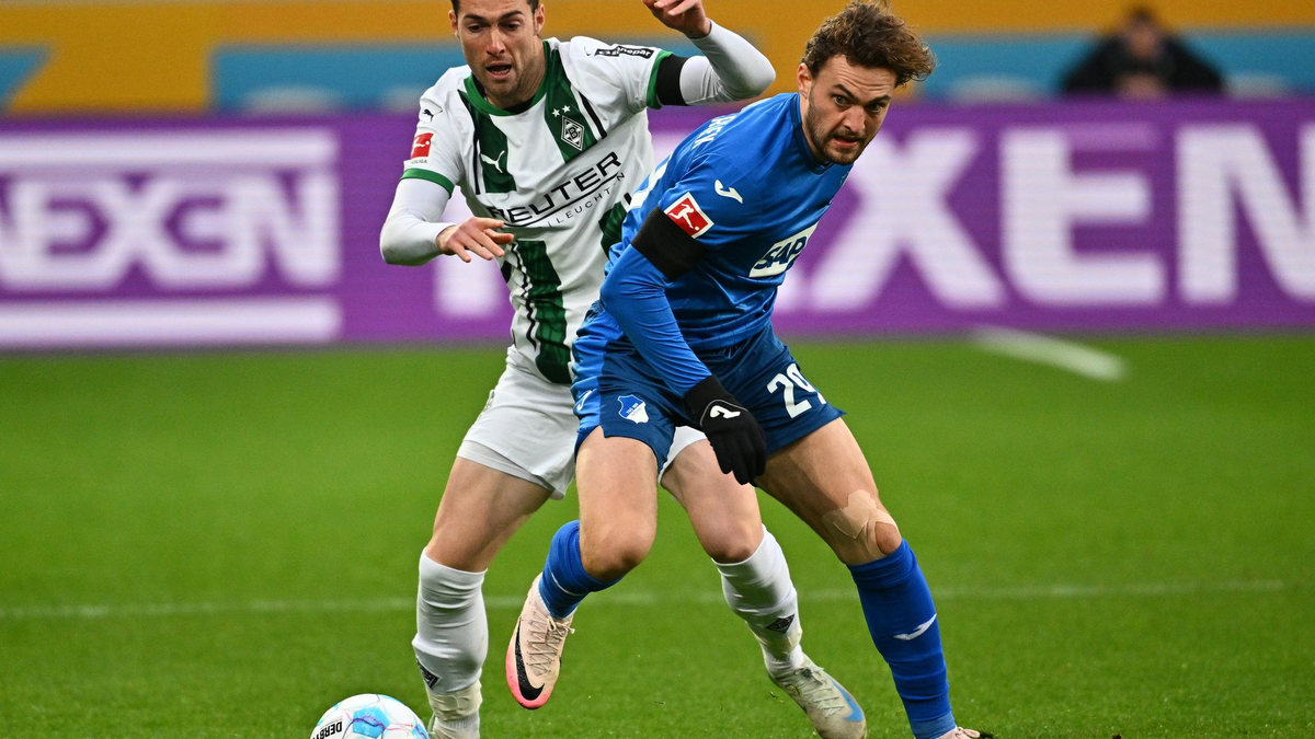 Oliver Baumann (l) rettet gegen Robin Hack. - Foto: Jan-Philipp Strobel/dpa