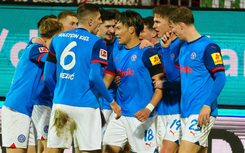 Kiels Phil Harres (l) trifft zum 3:1. - Foto: Frank Molter/dpa