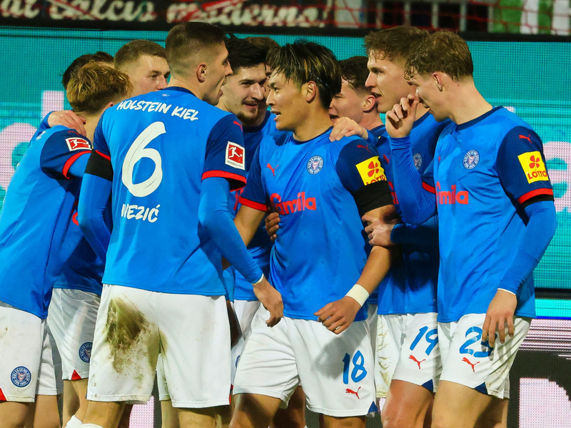 Kiels Phil Harres (l) trifft zum 3:1. - Foto: Frank Molter/dpa