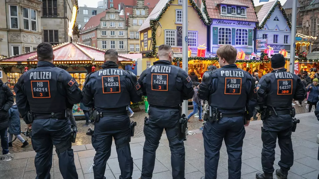 Auf vielen Weihnachtsmärkten wird nun die Polizeipräsenz erhöht. Der Magdeburger Weihnachtsmarkt bleibt für dieses Jahr geschlossen. - Bild: dpa