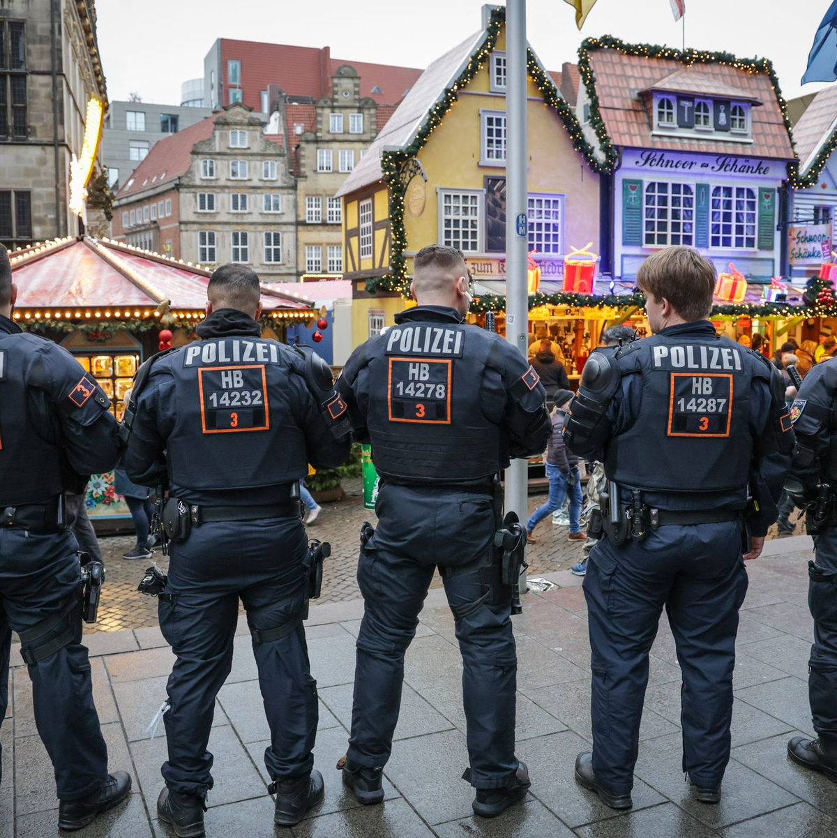 Auf vielen Weihnachtsmärkten wird nun die Polizeipräsenz erhöht. Der Magdeburger Weihnachtsmarkt bleibt für dieses Jahr geschlossen. - Foto: dpa